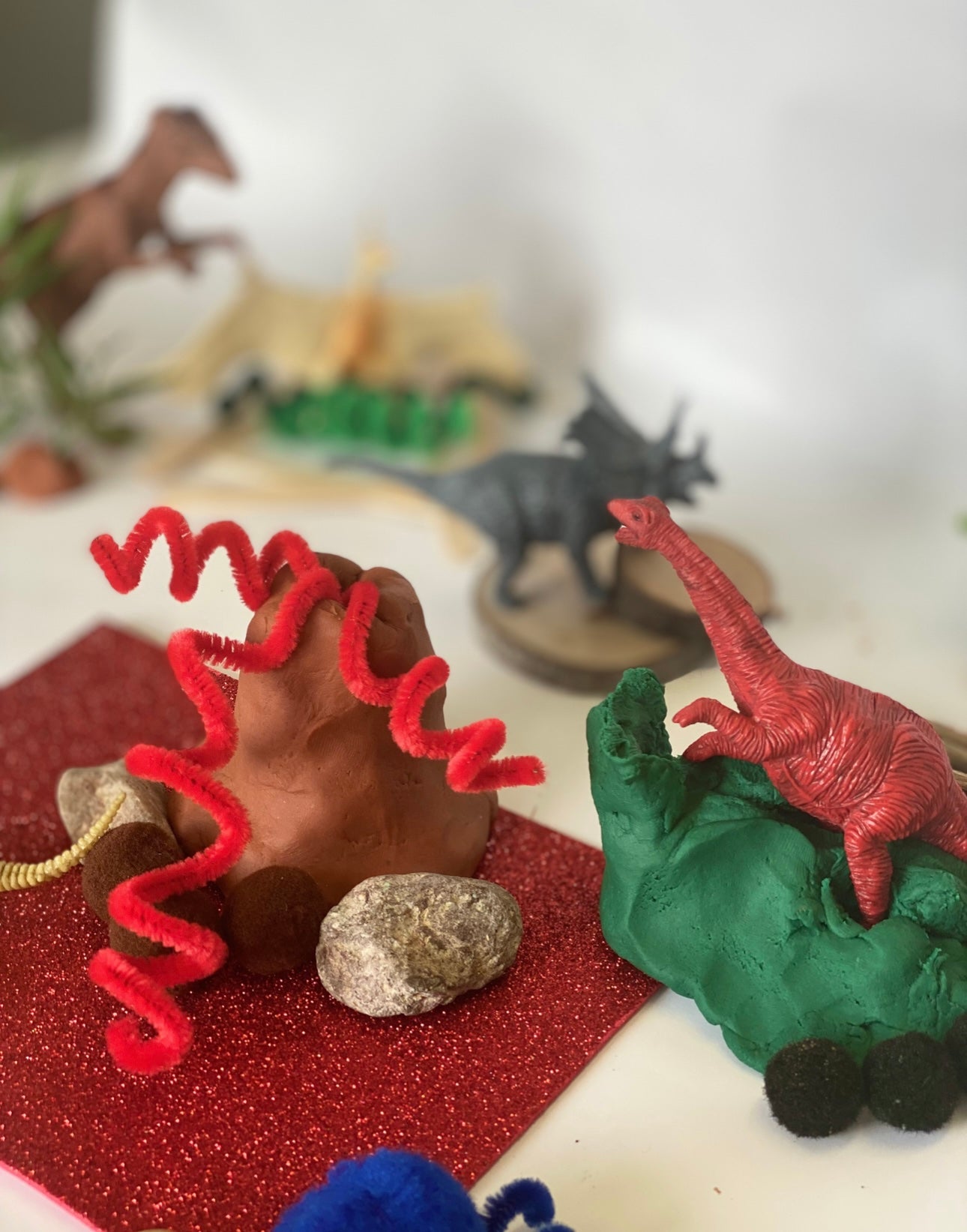 DINO WORLD SENSORY BOX