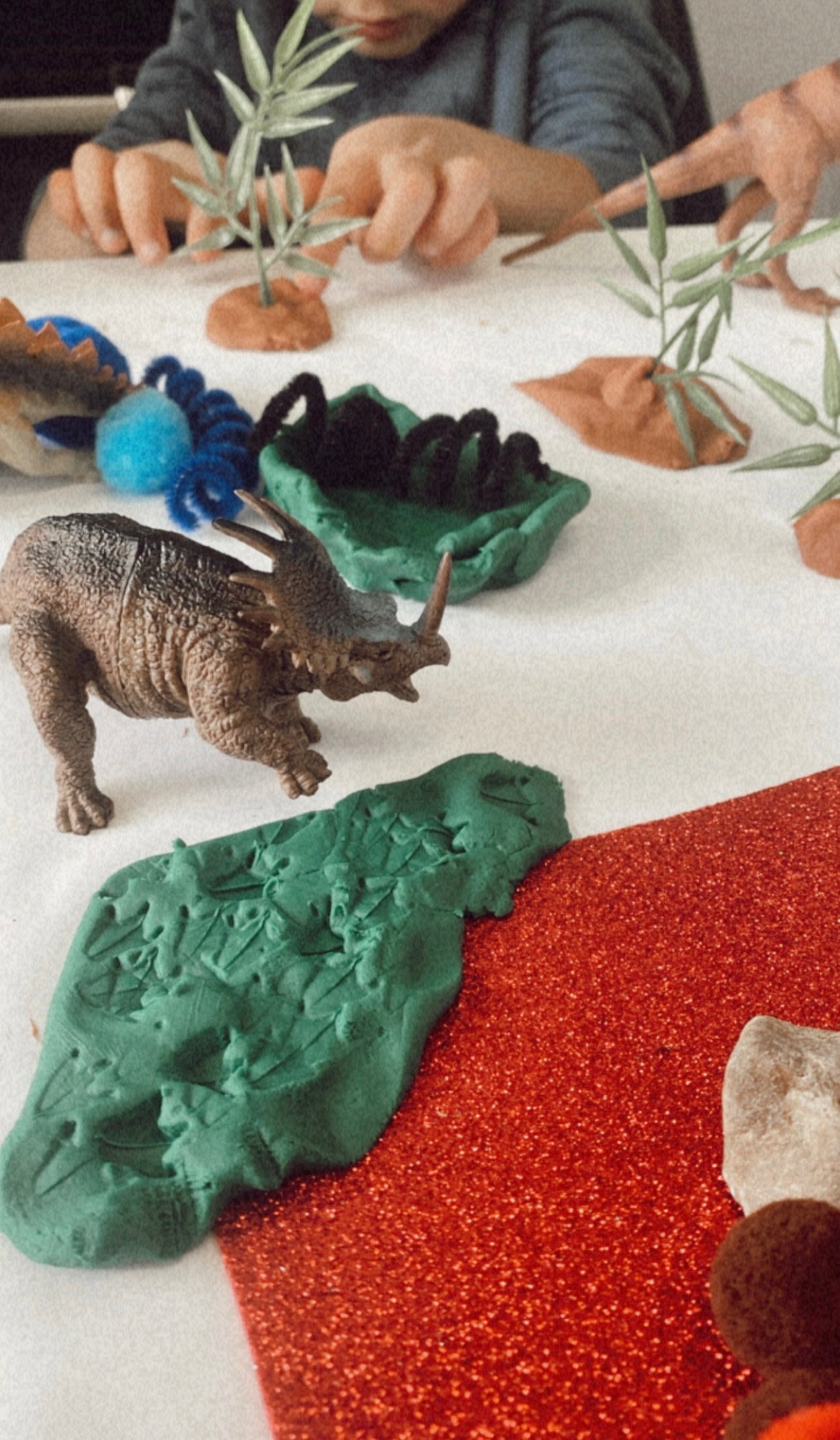 DINO WORLD SENSORY BOX