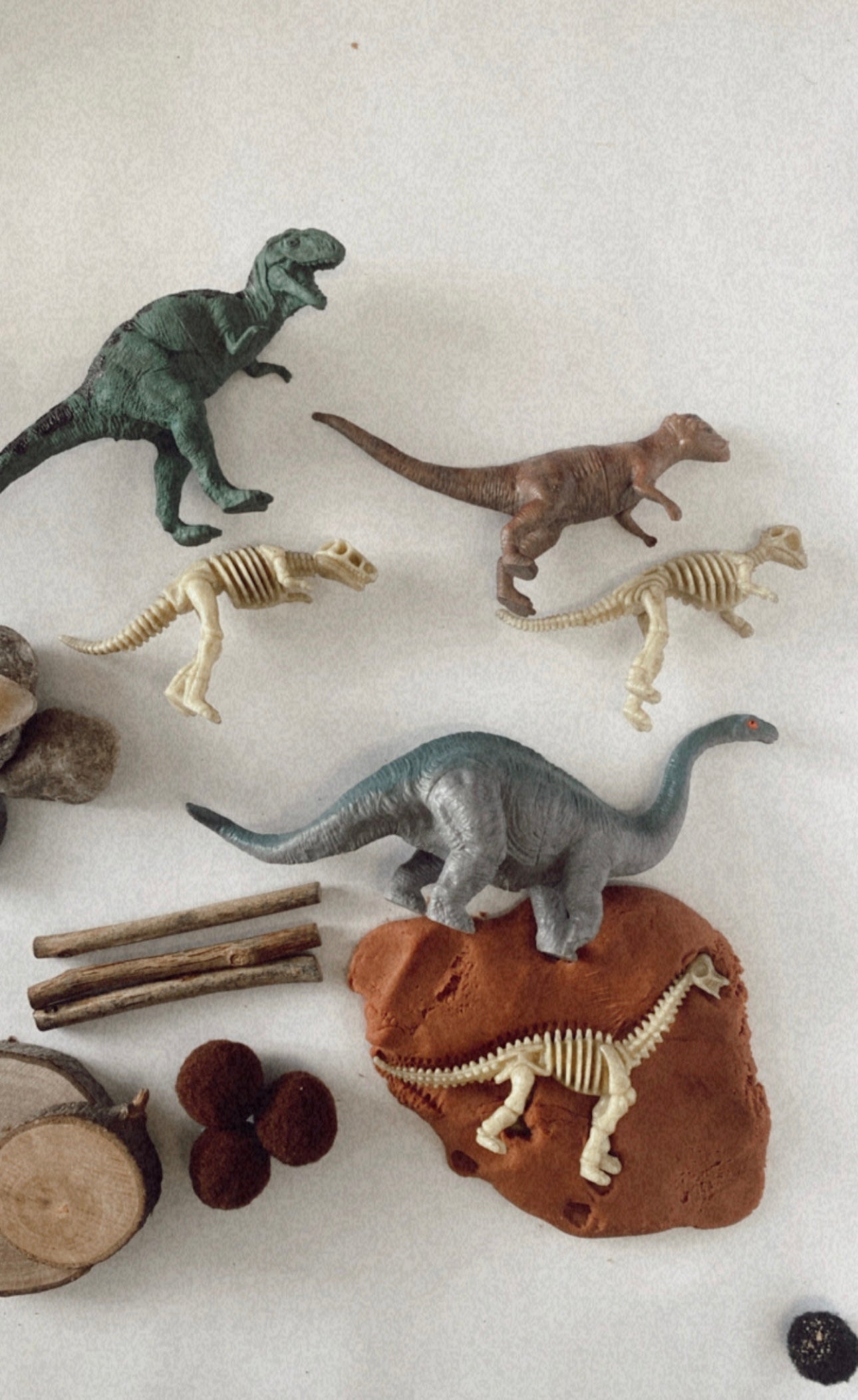 DINO WORLD SENSORY BOX